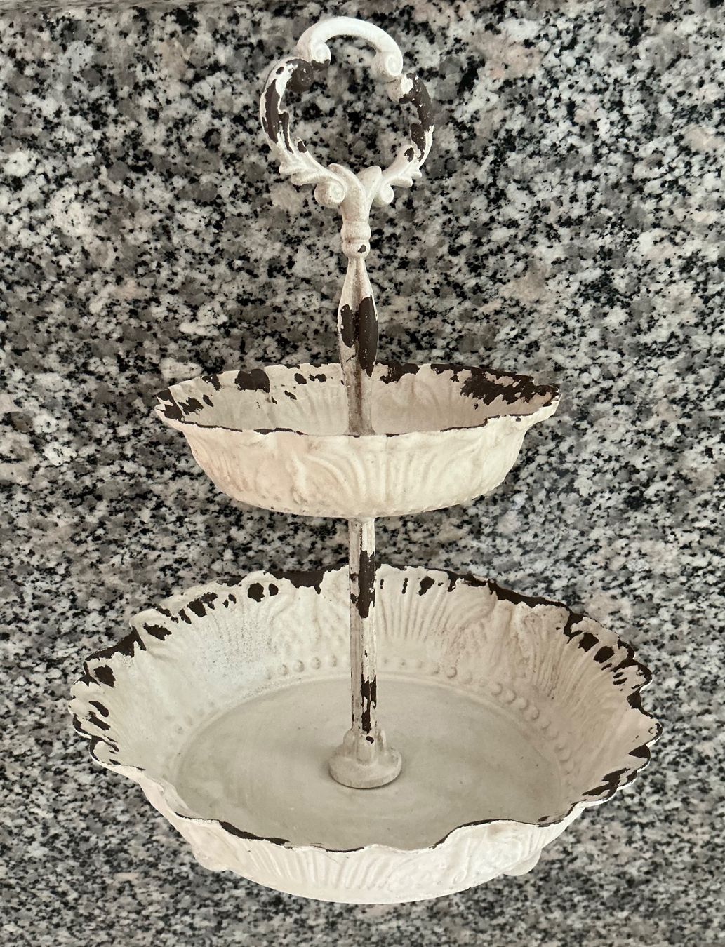 Tutte le decorazioni: ÄLTERE SHABBY ETAGÈRE – Usato da Zell LU venduto da Silvermemory 4
