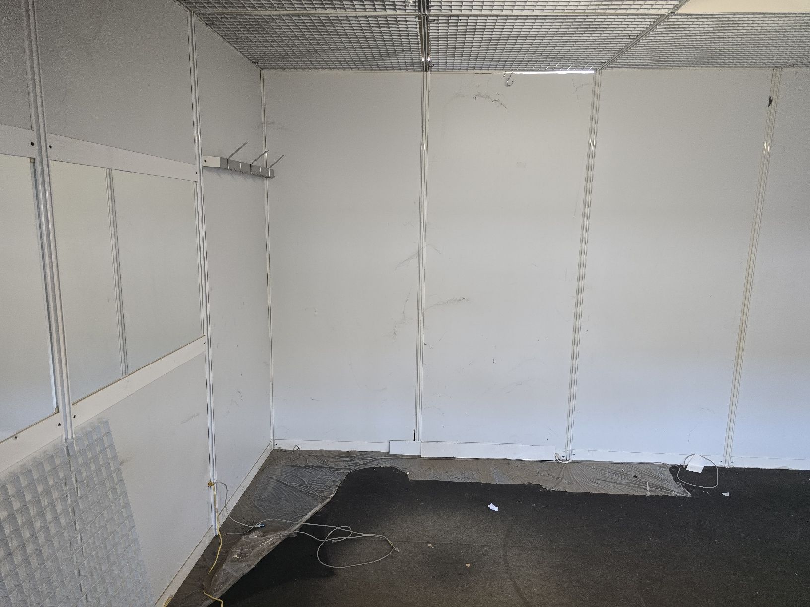 Contenitori edile: Bürocontainer mit Fenster. – Usato da Safenwil venduto da Leo.87. 8