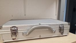 Koffer mit Muenzeloegen Aluminium guter Zustand