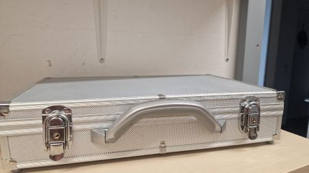 Koffer mit Muenzeloegen Aluminium guter Zustand