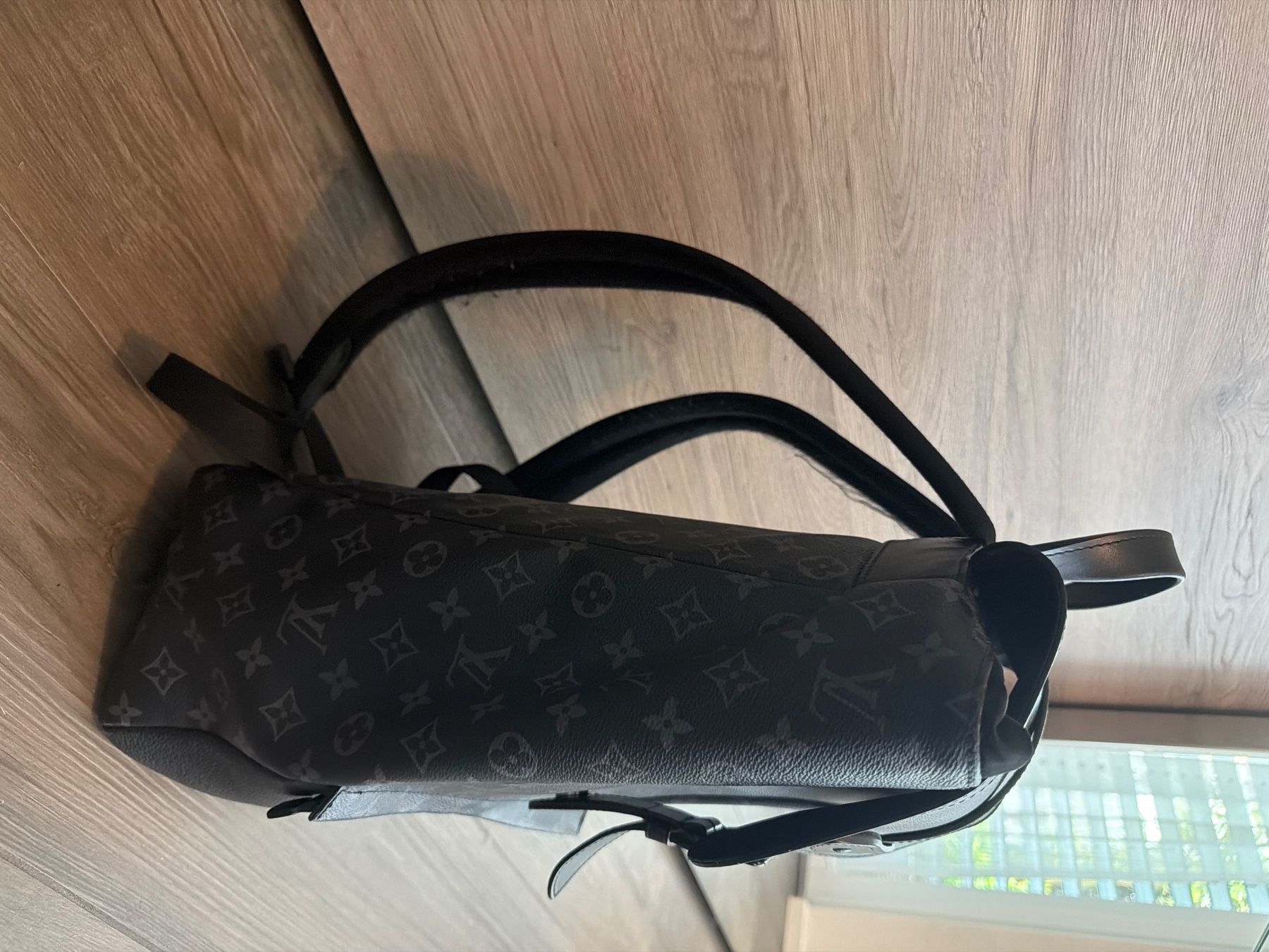 Louis Vuitton Zaini: Louis Vuitton Saumur Backpack Monogram Eclipse guter Zustand – Usato da Küssnacht am Rigi venduto da jul_lq8x 1