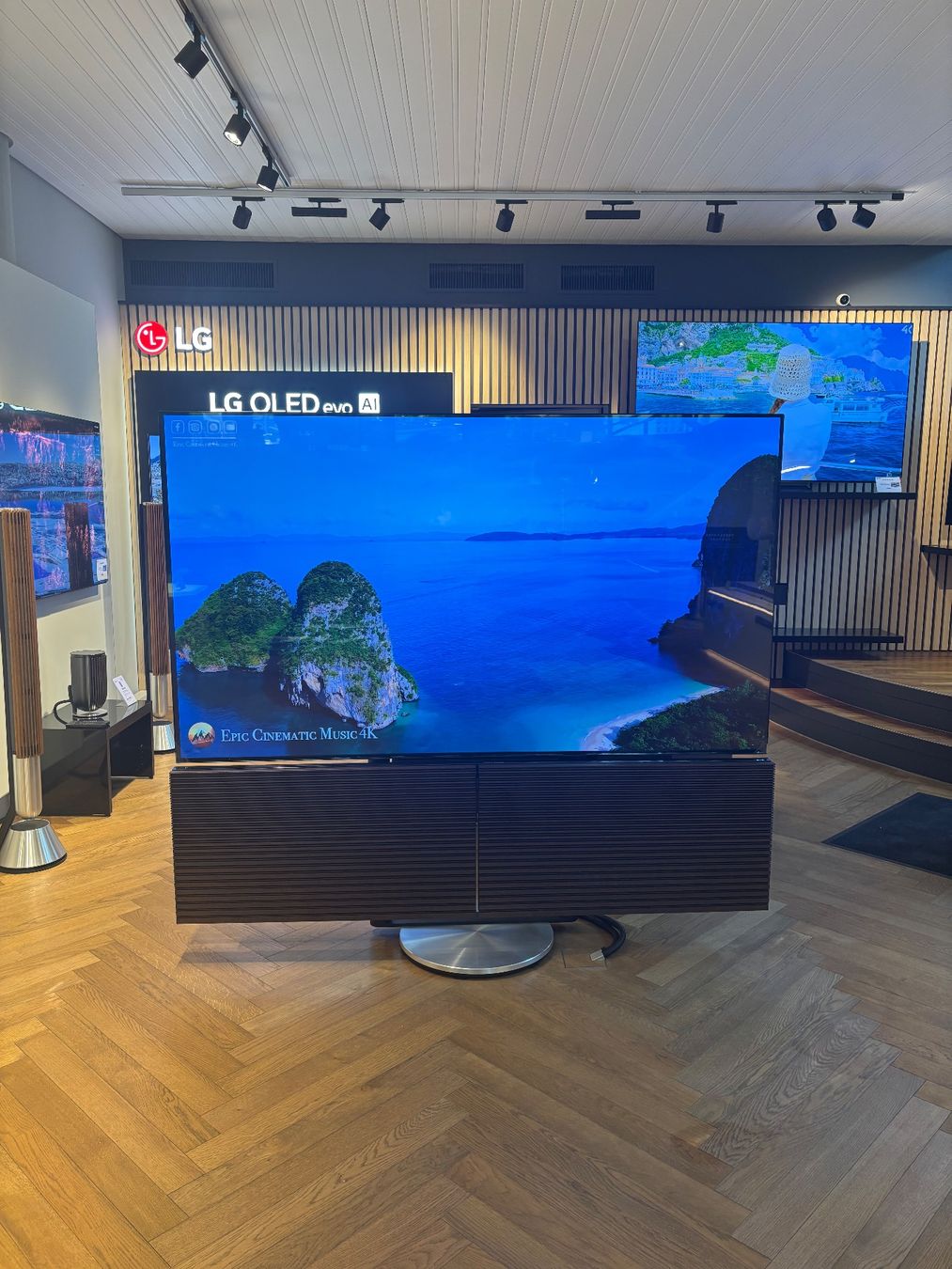 Bang & Olufsen Televisori: Beovision Harmony 83" Bang & Olufsen – Nuovo (secondo la descrizione) da Sion venduto da Bang-OlufsenSion