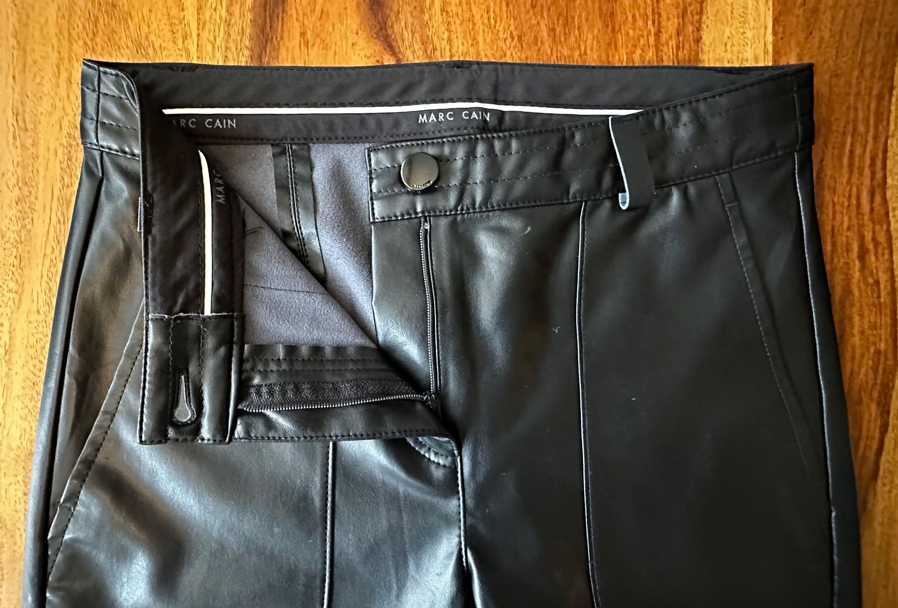 Marc Cain Pantaloni: Marc Cain Hose Kunstleder Damen S – Usato da Liestal venduto da Ballybs 4