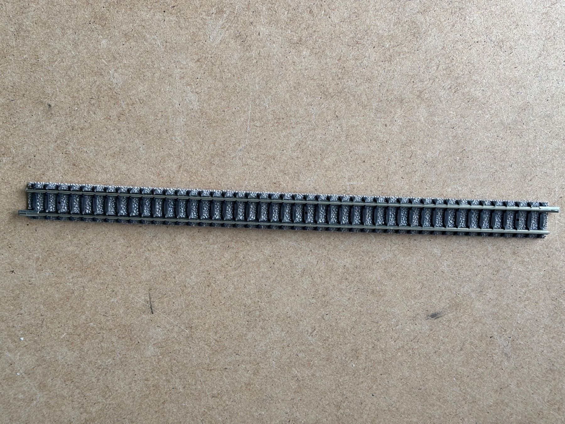 Fleischmann Modellini di ferrovie: Fleischmann 9100 gerades Gleis 222 mm – Nuovo (secondo la descrizione) da Hauterive NE venduto da eriamch
