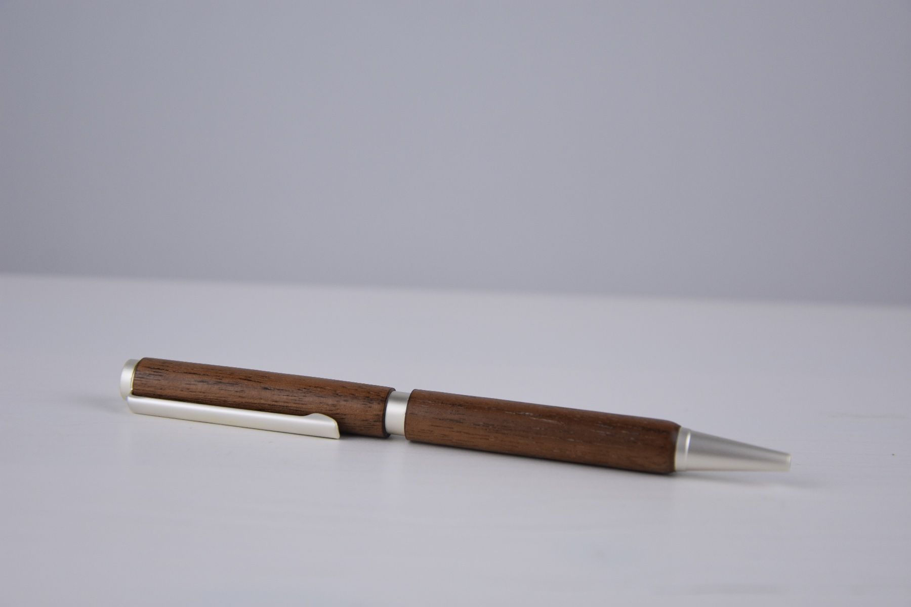 Penna & Evidenziatori: Kugelschreiber aus Nussbaum, Unikat!! – Nuovo (secondo la descrizione) da Wichtrach venduto da Craftsart75