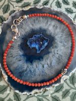 Korallenarmband mit Silberverzierungen