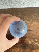 Glaskugel mit Delfin-Motiv, Briefbeschwerer