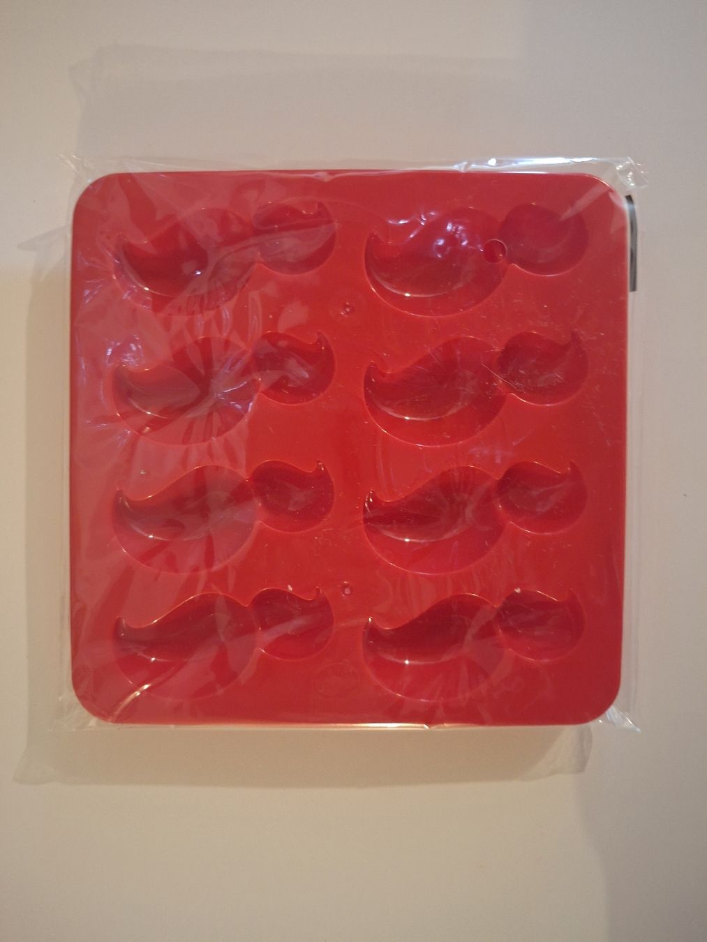 Backformen: Moule glaçons Pringles moustache rouge NEUF – Neu und originalverpackt aus Lausanne von bagadou 1