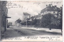 LA CHAUX - de - FONDS, rue Jaquet Droz et au fond la gare