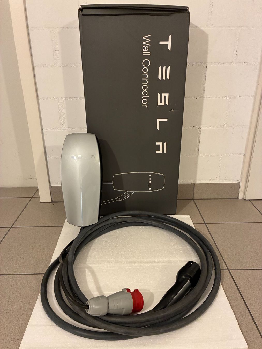 Tesla Batterie-Ladegeräte: Tesla Wall Connector Gen 2 – Gebraucht aus Cazis von Flurina07