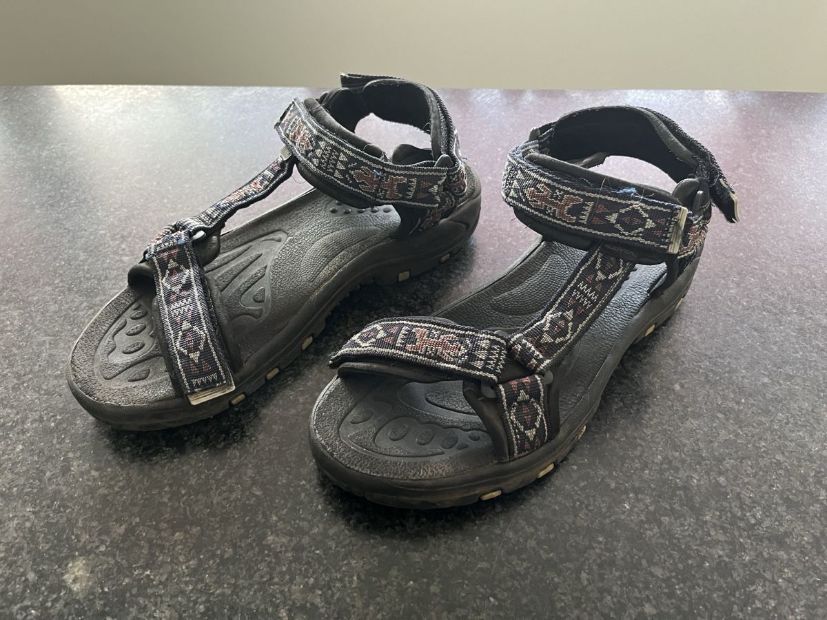 Chaussures hommes: Sandalen schwarz gemustert Aztec – D'occasion à Basel par oosummerrainoo