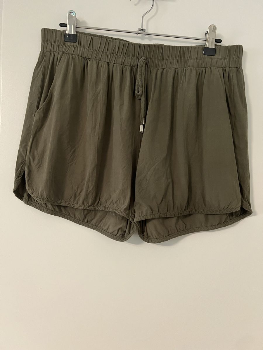 Pantaloni: Chicoreé, khaki Sommer Shorts Gr.L – Usato da Winterthur venduto da mel_wy