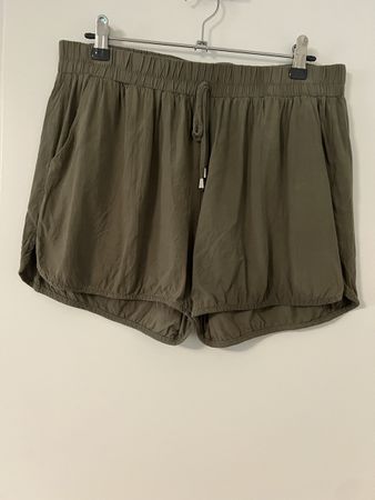 Chicoreé, khaki Sommer Shorts Gr.L