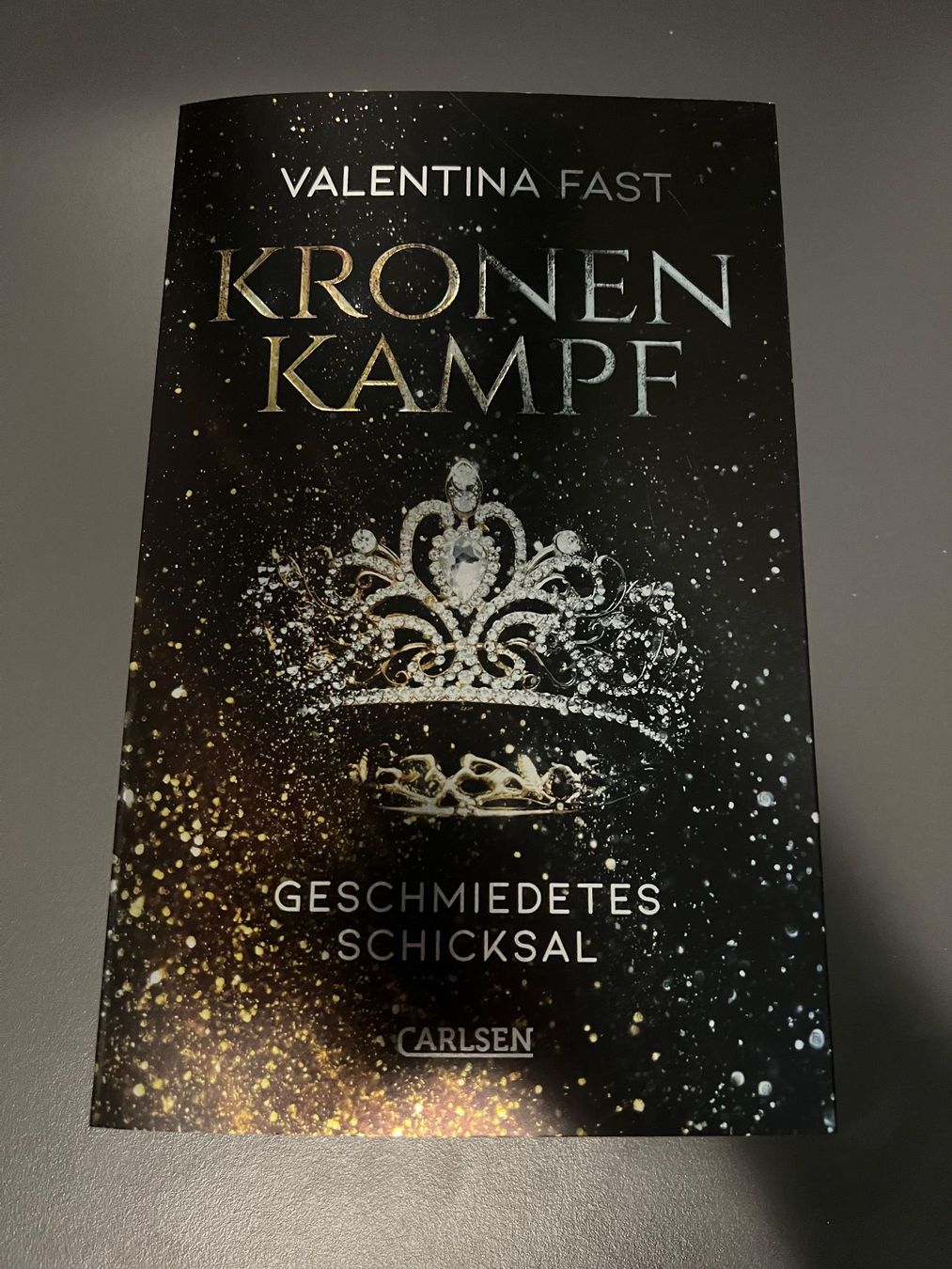 Libri: Kronenkampf - Valentina Fast - Buch mit Farbschnitt – Nuovo (secondo la descrizione) da Naters venduto da grxnsx
