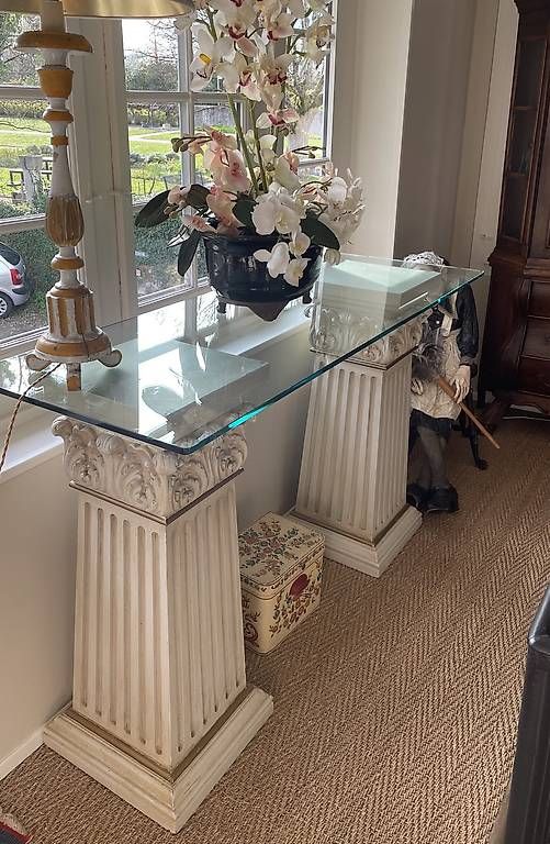 Tavoli: Meuble console verre avec colonnes romaines – Usato da Troinex venduto da nadinebmichaelson