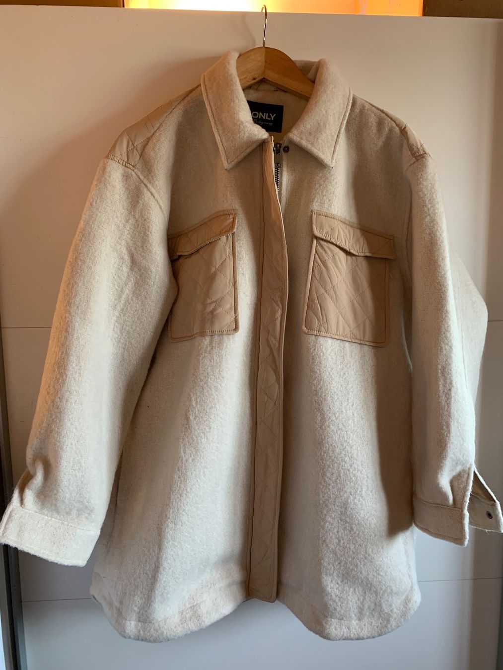 Only Jacken: Veste lainée style surchemise Only T.L neuve – Neu (gemäss Beschreibung) aus Perroy von barballalla