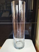 Grand vase cylindrique en verre transparent.