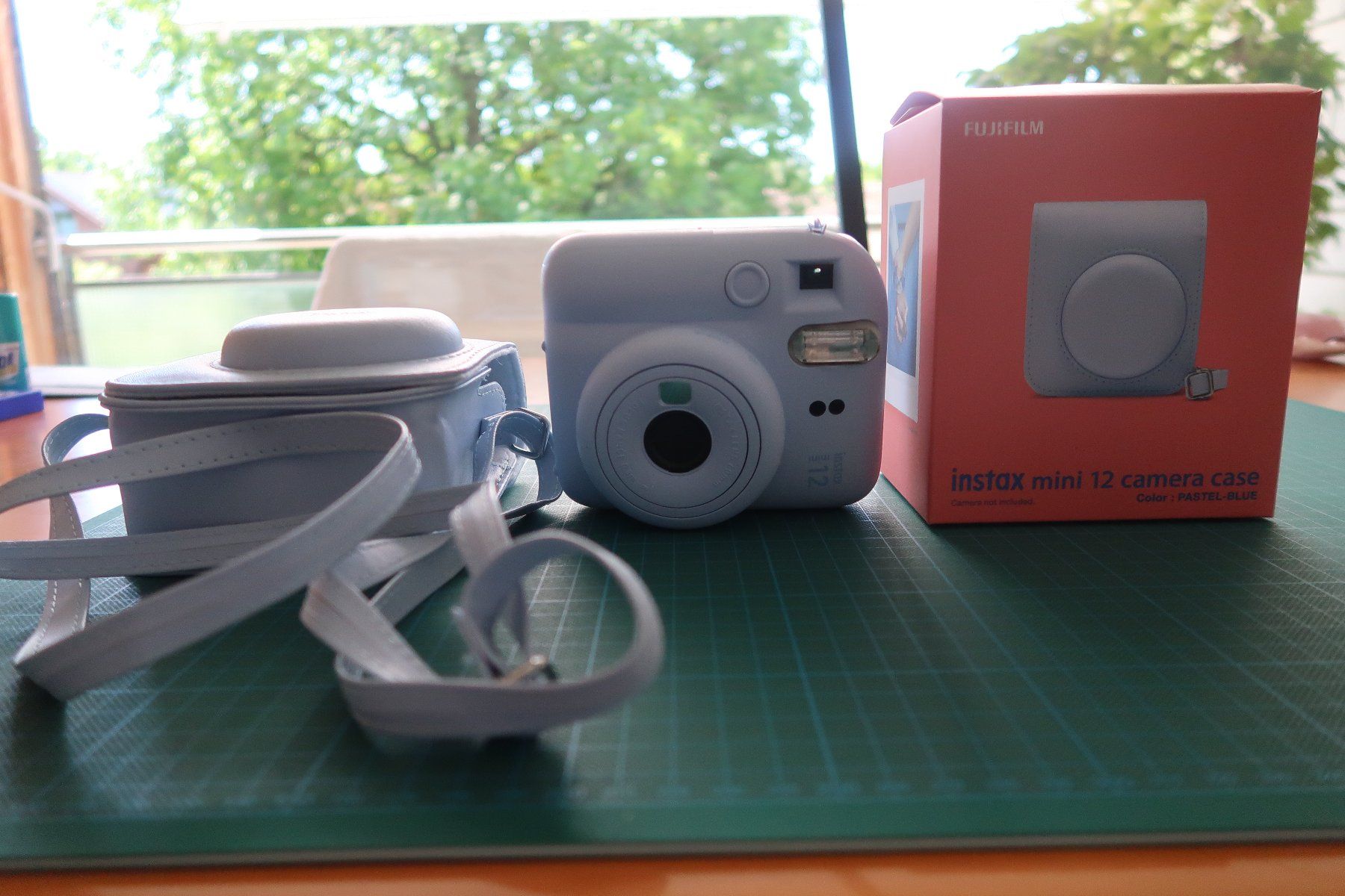 Fujifilm Fotocamera: Fujifilm Instax mini 12 Kamera – Usato da Bottmingen venduto da PeterGuyer