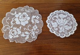 2 Filet Deckchen, weiss, rund, Spitze, Vintage