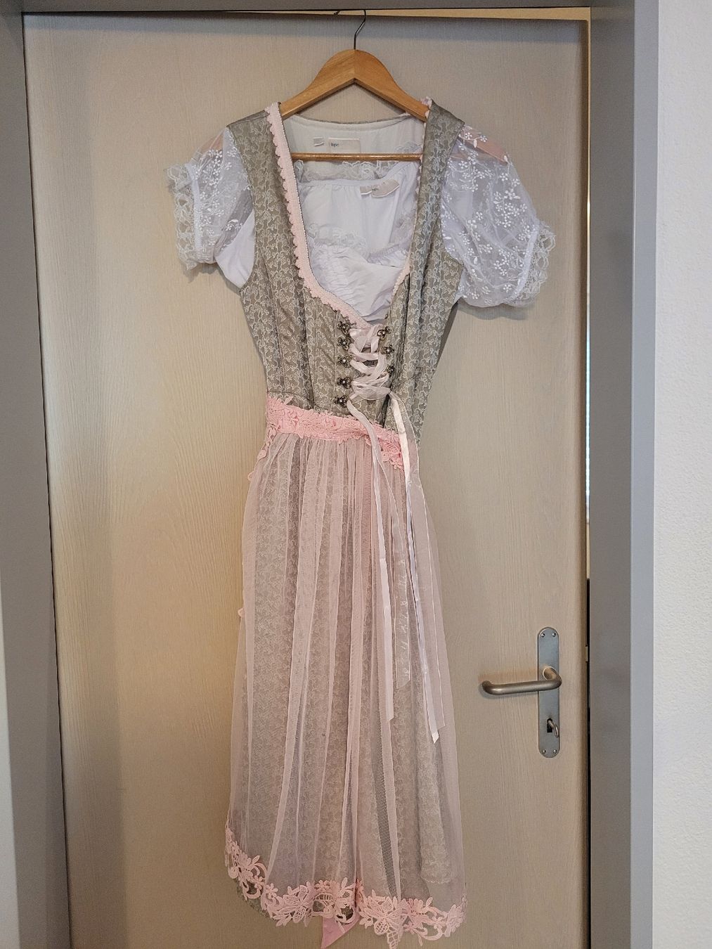 Kleider: Dirndl inkl. Bluse, Grösse 42 – Gebraucht aus Tuggen von gubi2012