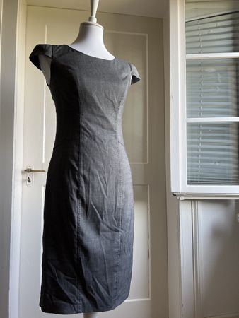 neu: Kleid, Grau, Gr. 36, Figurbetont