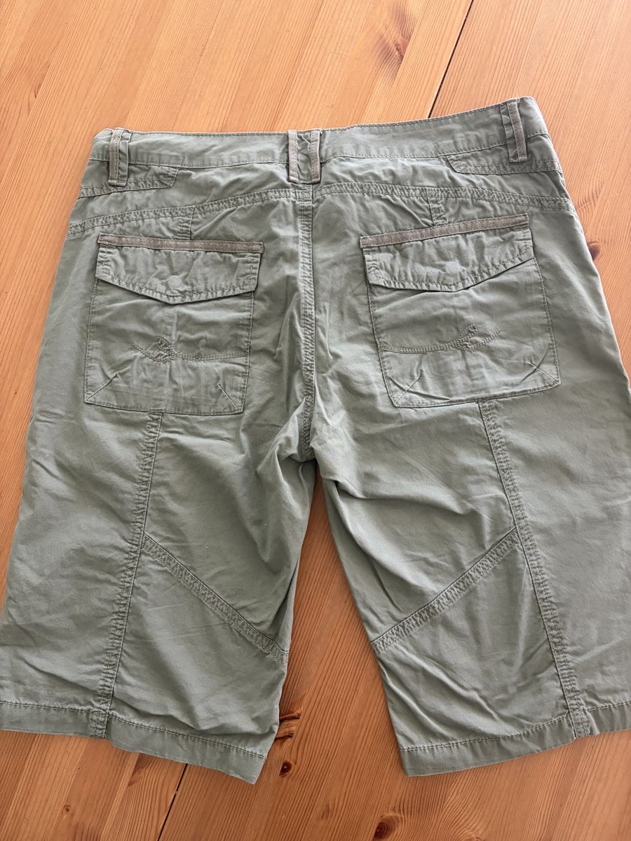 Esprit Pantaloni: EDC Damen Shorts Khaki Grösse 38  – Usato da Aarberg venduto da Kiralina81 1