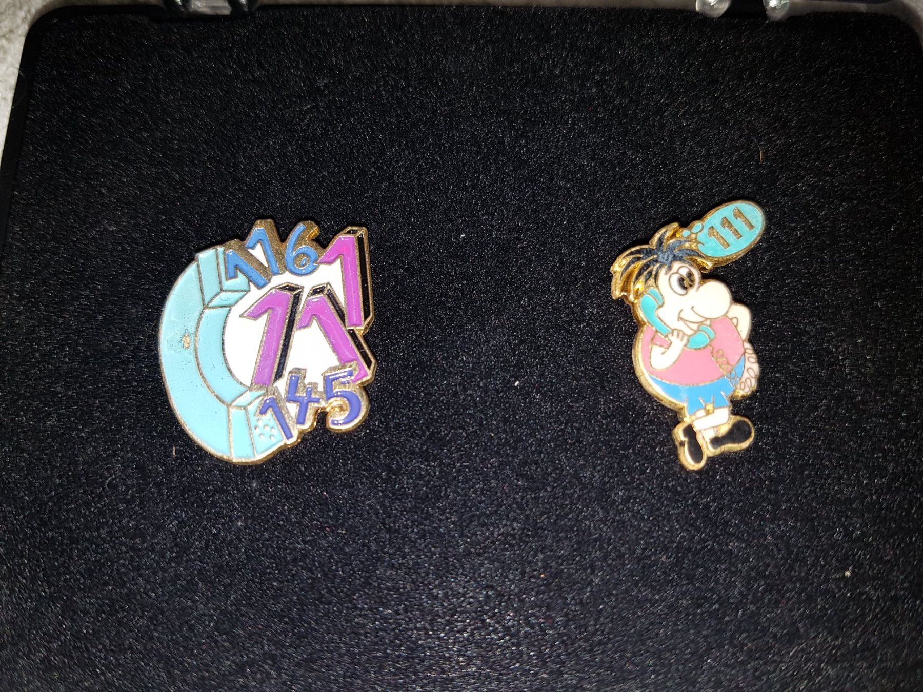 Placchette & Badge: 2 Pins Suisa & Swissperform, – Usato da Belp venduto da Guadalupe84