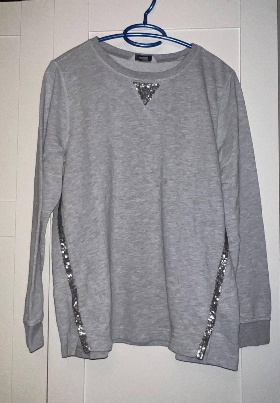 Pulls & Sweat-shirts: • Graues Oberteil / Sweatshirt • – D'occasion à Basel par mendoza13