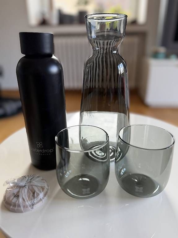 Caraffe: Waterdrop Set - Karaffe, 2 Gläser und Trinkflasche – Nuovo e nell'imballaggio originale da Winterthur venduto da corpos 1