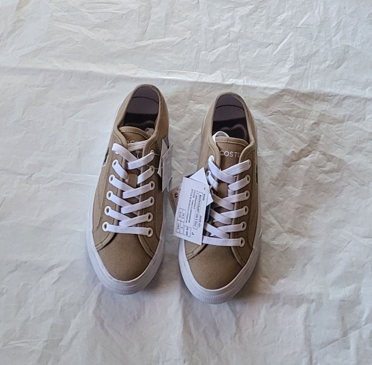Lacoste Scarpe per ragazze: Lacoste Baskets beiges, taille 34.5, neuf avec étiquette – Nuovo (secondo la descrizione) da Niedergösgen venduto da Eva2410
