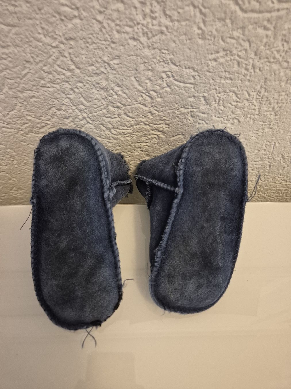 Ugg Scarpe per ragazzi: Süsse UGG Baby Schuhe, dunkelblau – Usato da Zürich venduto da Inanina 3