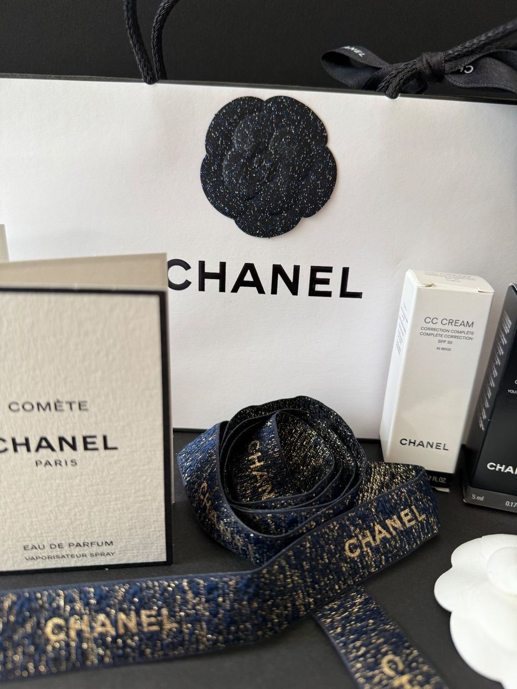 Chanel Borse: CHANEL - Parfumminis  Papiertasche Kamelie Geschenksband – Nuovo (secondo la descrizione) da St. Gallen venduto da aracne 2