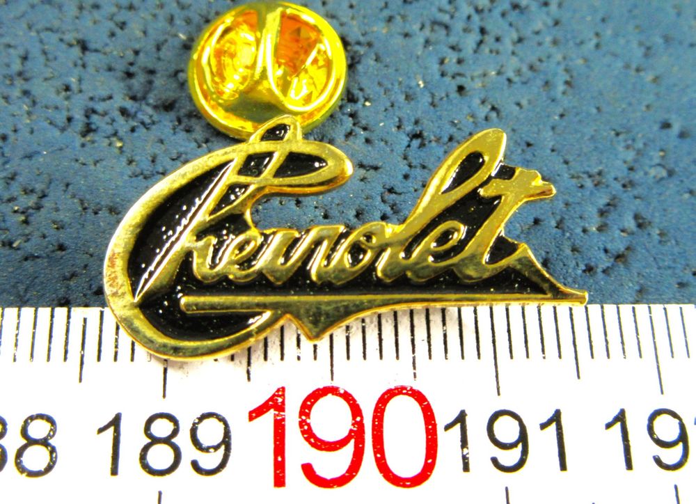 CHEVROLET AUTO SCHRIFTZUG PIN GOLDIG GEPRÄGT 30mm (Gebraucht) in ...