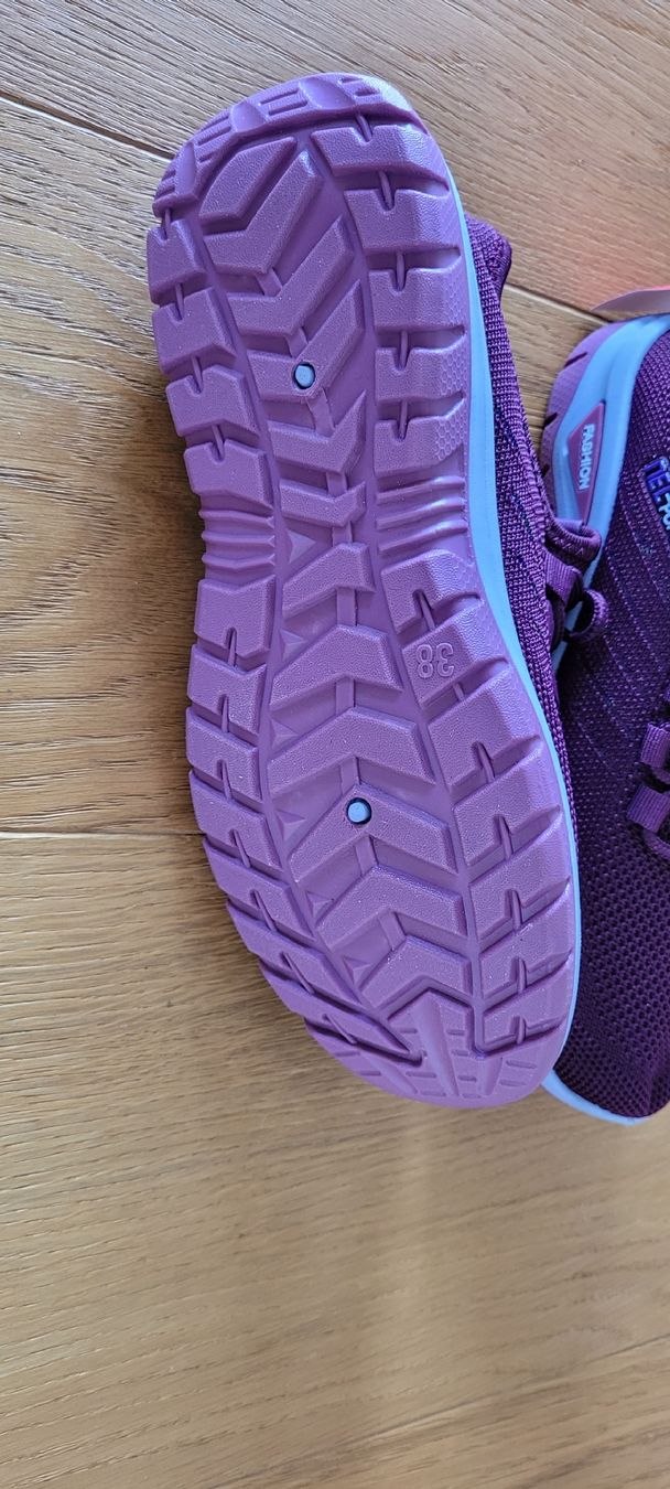 Scarpe da donna: Sneaker Farbe: Brombeere Gr. 38 (eher 37) – Nuovo (secondo la descrizione) da St. Gallenkappel venduto da mytimes 3