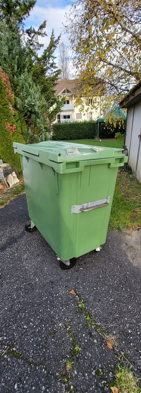 Altro per Ufficio & Commercio: Grüne Mulde / Abfallcontainer - Top Zustand! – Nuovo (secondo la descrizione) da Hallwil venduto da cao_x7wb 5
