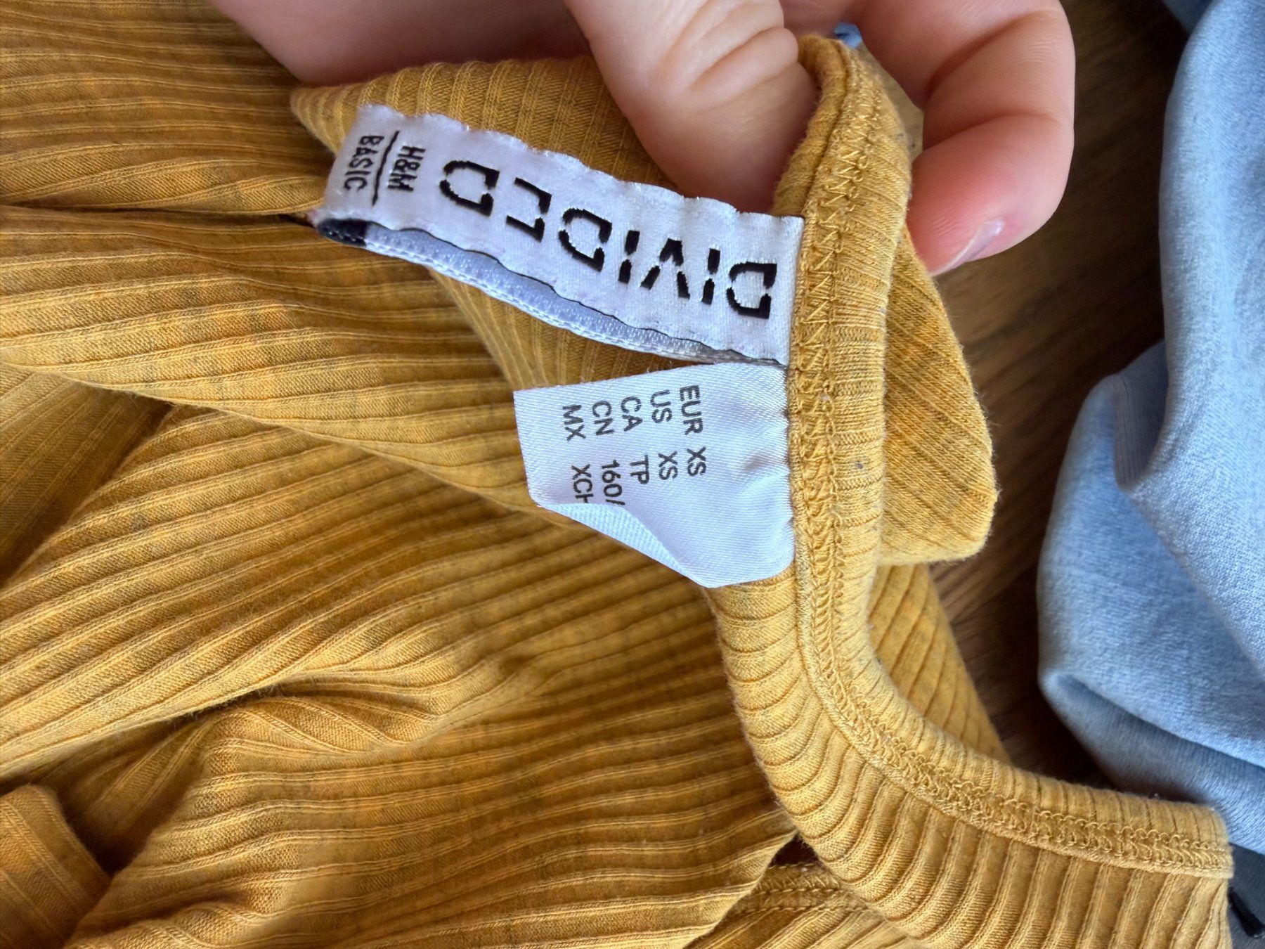 H&M T-shirt: H&M Divided Basic Shirt, Senfgelb, Gr. XS – Usato da Riehen venduto da edu_92w7 3