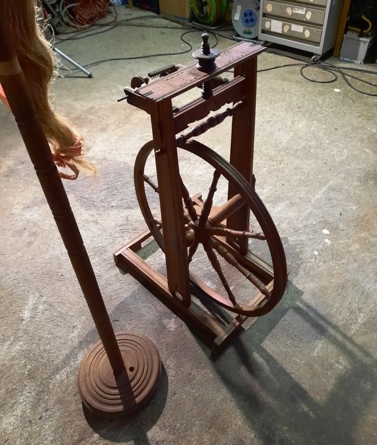 Ruote per filare: Schönes Antikes Holz Spinnrad – Usato da Walterswil SO venduto da Fundort 4