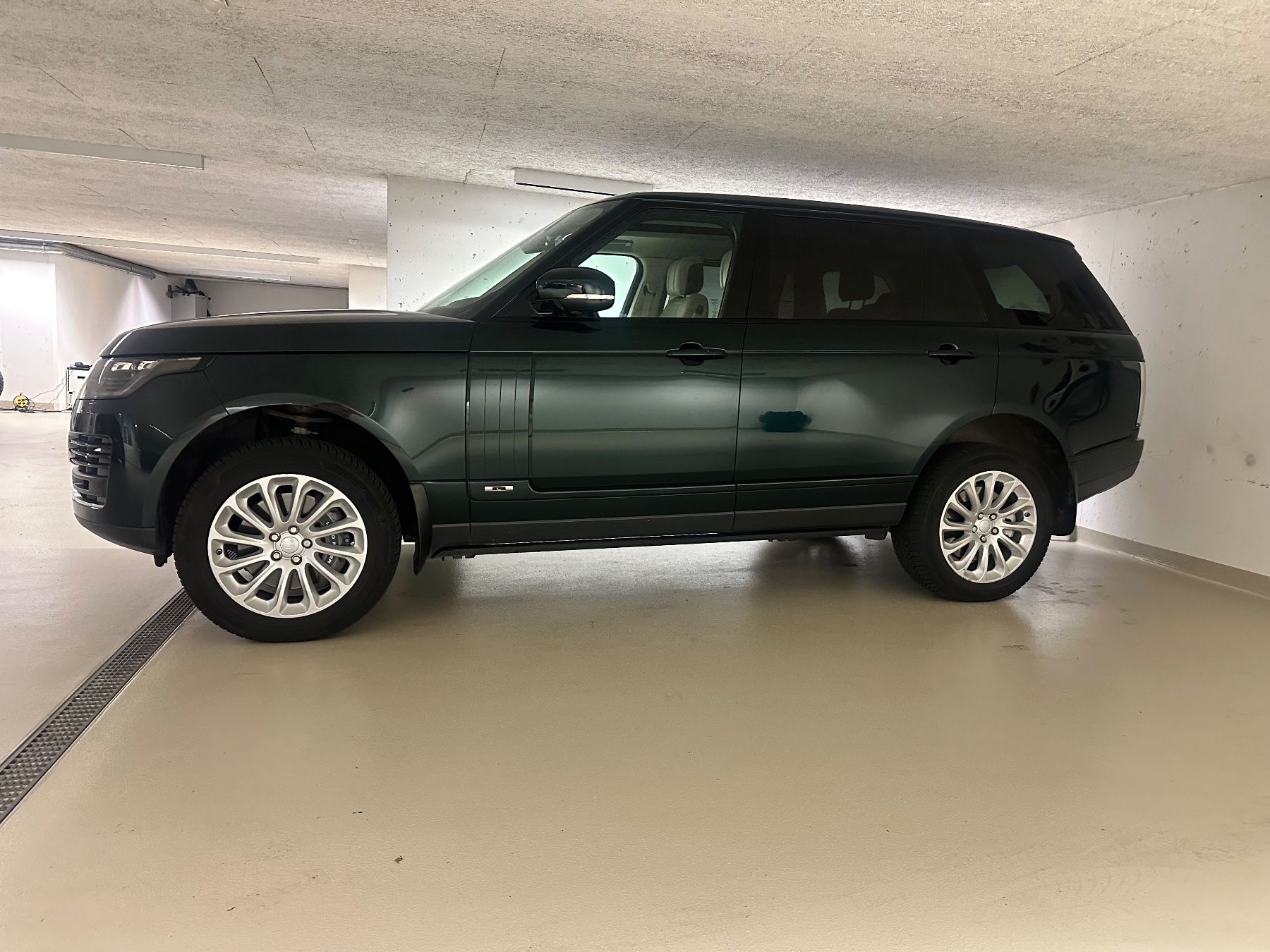 Land Rover Automobili: Range Rover LWB - long wheel base - flag car – Usato da Baar venduto da Famaventures