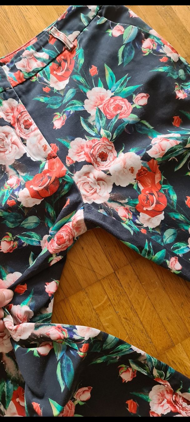 Hosen: Hosen Blumenmuster von MohitoGrösse 38 top – Gebraucht aus Emmenbrücke von gatasalvache 2