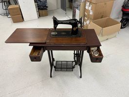 Antike Singer Nähmaschine mit Zubehör und Tisch