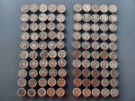 100 alte Beretembleme, 20 verschiedene Sujets, jeweils 5 Stk