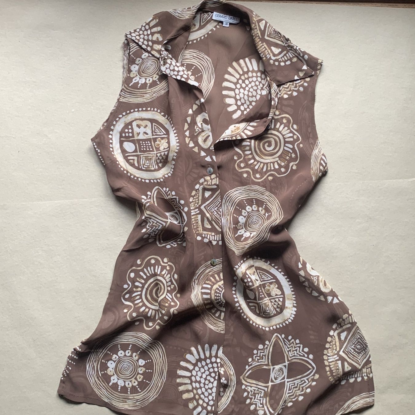 Gérard Darel Camicette: Vintage-Bluse von Gerard Darel mit braunem Muster – Usato da Chalais venduto da Decoarts.art 1