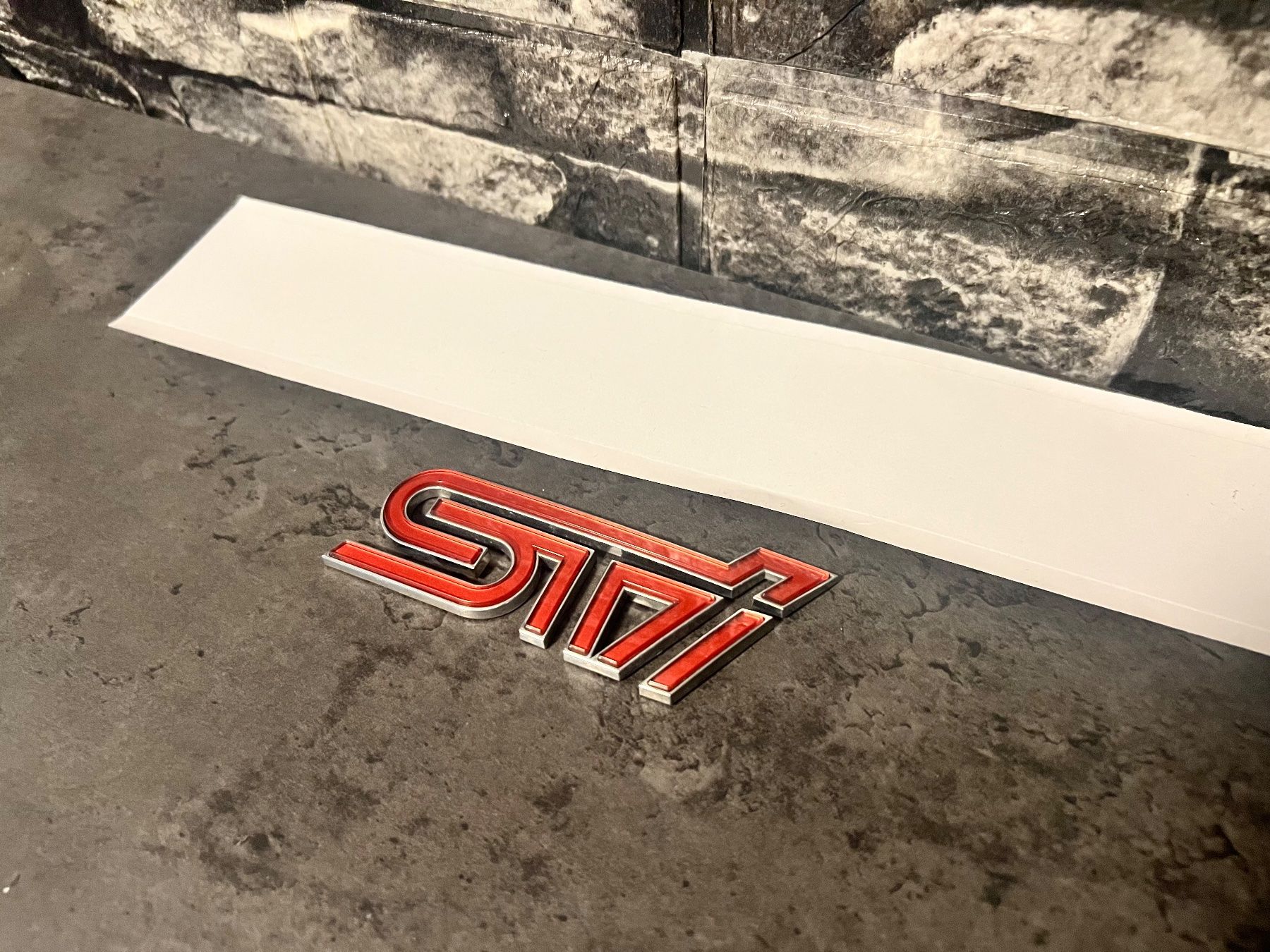 Subaru Sonstiges Fahrzeugzubehör: Subaru STI Emblemlogo rot silber – Gebraucht aus Bern von No1e 4