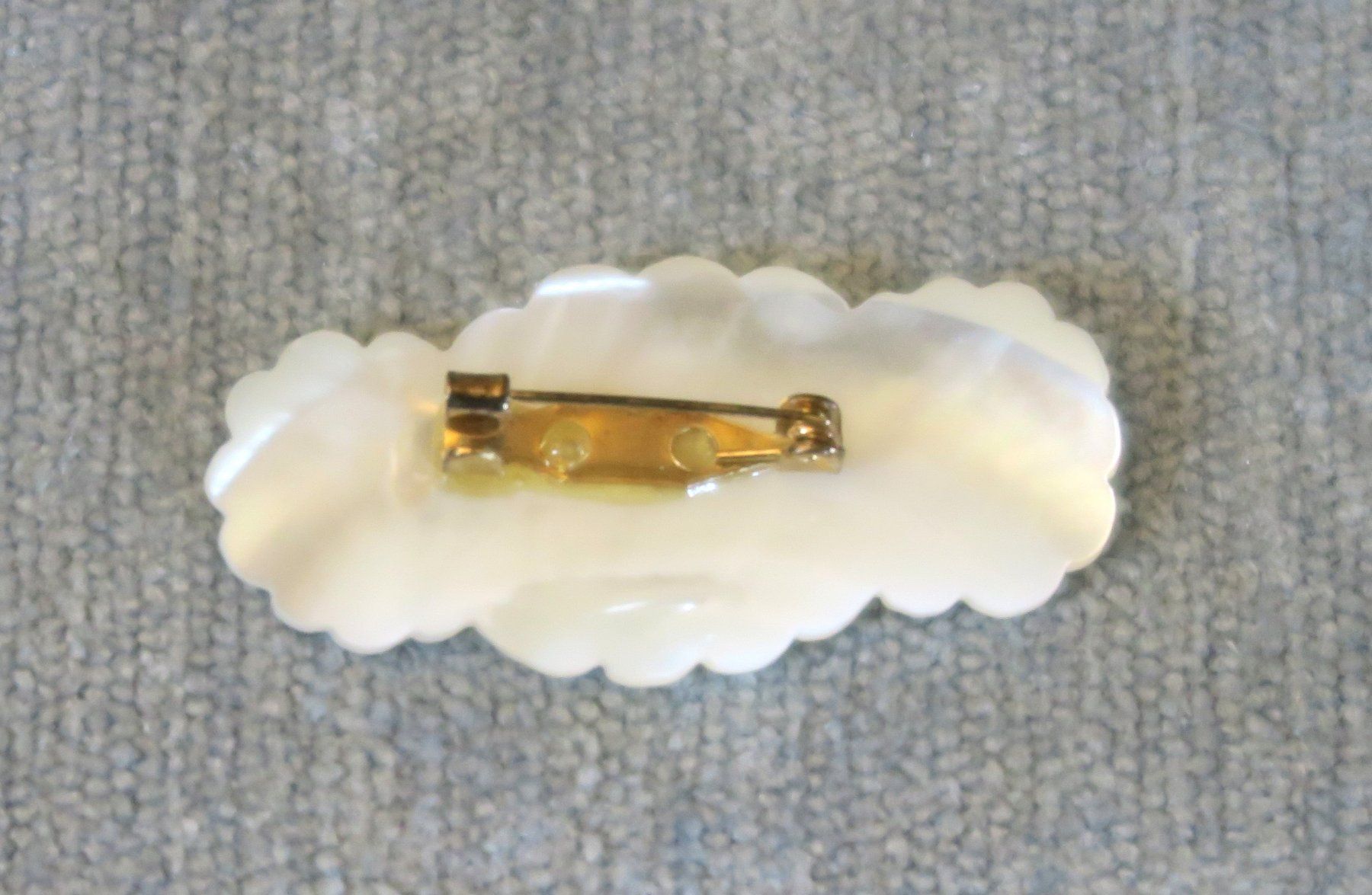 Broschen & Nadeln: Brosche Blumen perlmuttfarbig – Gebraucht aus Brittnau von marlenestone 1