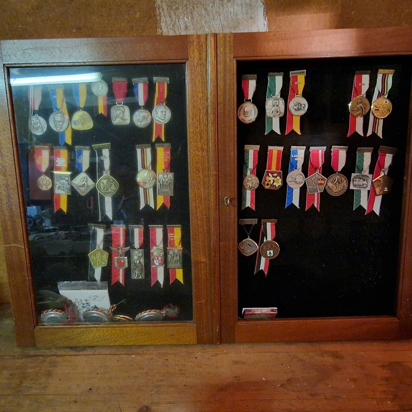 Vitrinen: Vitrine a médailles – Gebraucht aus Lamboing von cfh_lk55 1