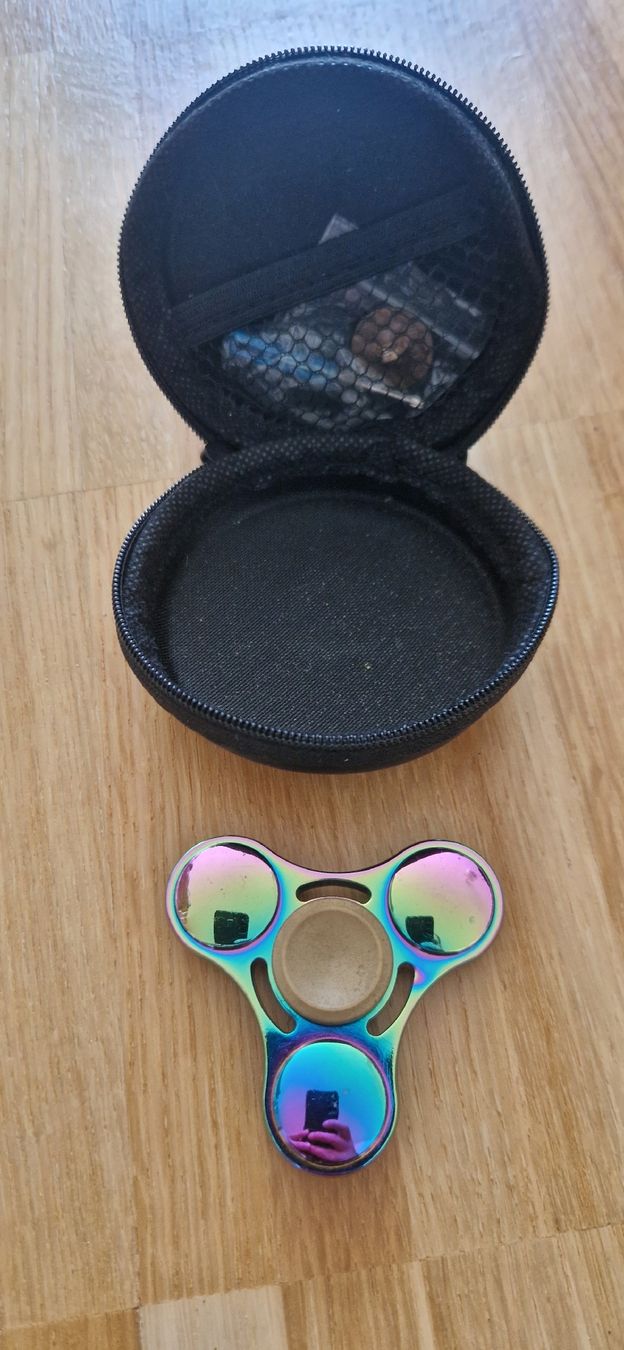 Giocattoli: Regenbogen Fidget Spinner mit Etui – Usato da Riehen venduto da Aconitum
