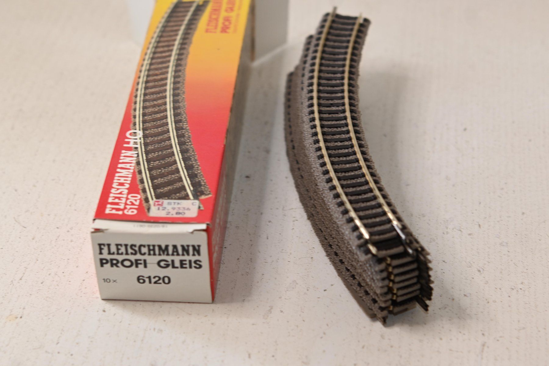 Fleischmann Modellini di ferrovie: Fleischmann gebogene Gleise H0/DC mit OVP – Usato da Laupen ZH venduto da Zmoewe 1