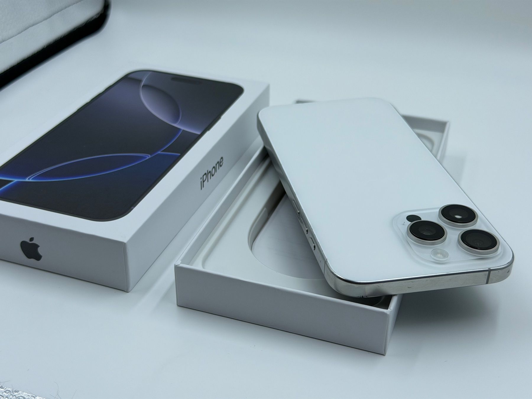 Apple Telefoni cellulari / Smartphones: Apple iPhone 16 Pro Max - 256 GB | Wie neu – Usato da Chur venduto da ReplaceHub