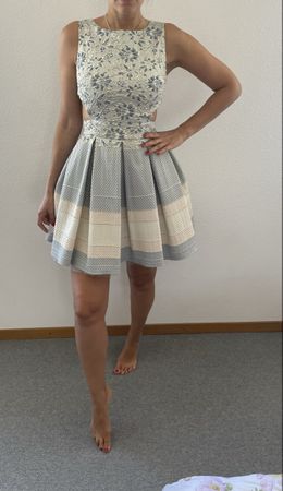 Sommerliches Kleid mit Schleife am Rücken, Grösse S