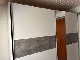 Kleiderschrank mit Schiebetüren